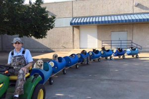 Texan vonatot épített a hajléktalan kutyák számára